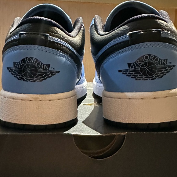 Jordan 1 Low UNC Black (GS) - Picture 2 of 11